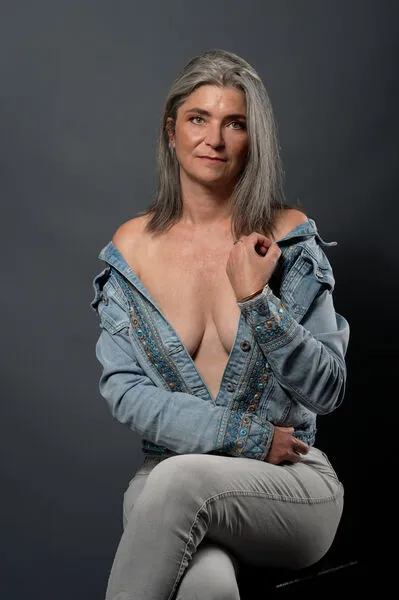 Portrait d'une femme rayonnante de confiance en soi