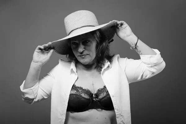 Portrait d'une femme exprimant sa beauté naturelle