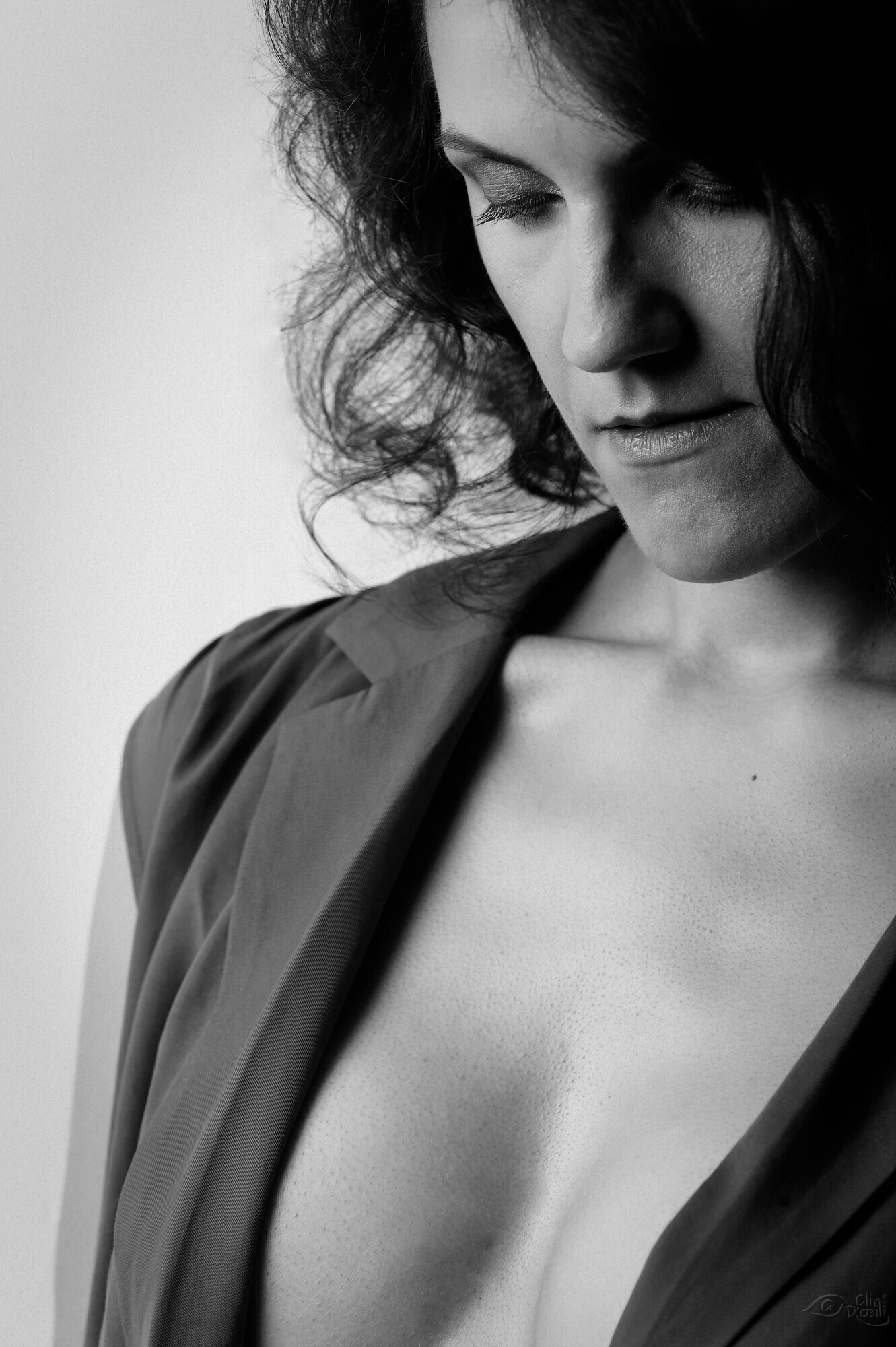 Justine en pose naturelle, authenticité et beauté intérieure en noir et blanc