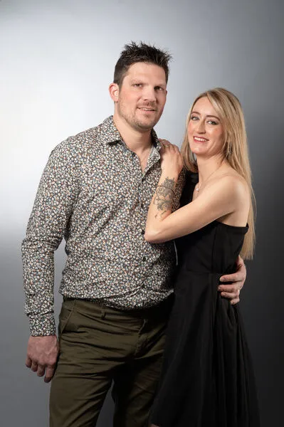 Portrait couple romantique studio
