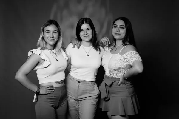 Amies et fratries en studio photo