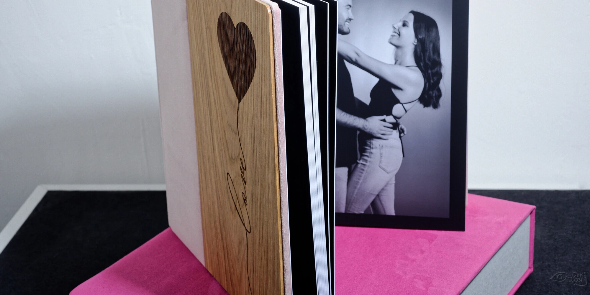 Livre d'art ouvert ouverture panoramique studio Clin d'Oeil Ponot