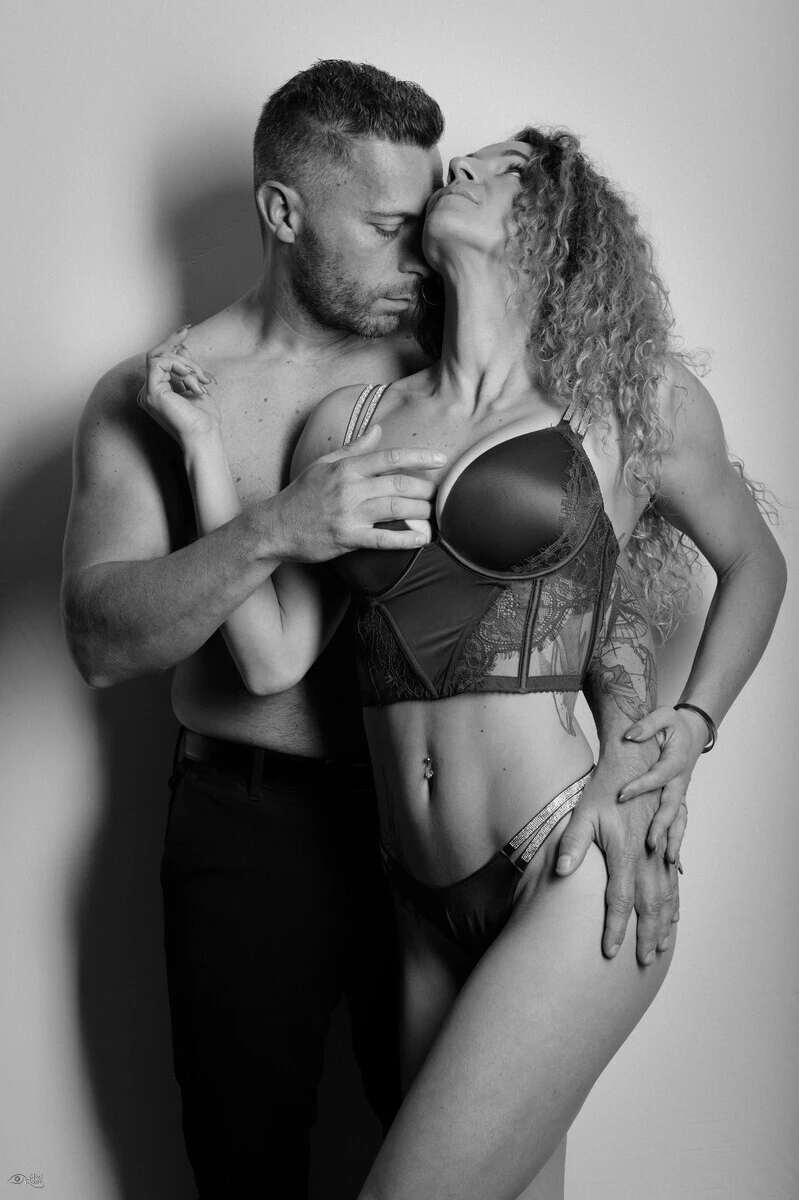 Photographe portrait artistique couple Le Puy-en-Velay - Complicité et émotion - clin d'oeil ponot photographe