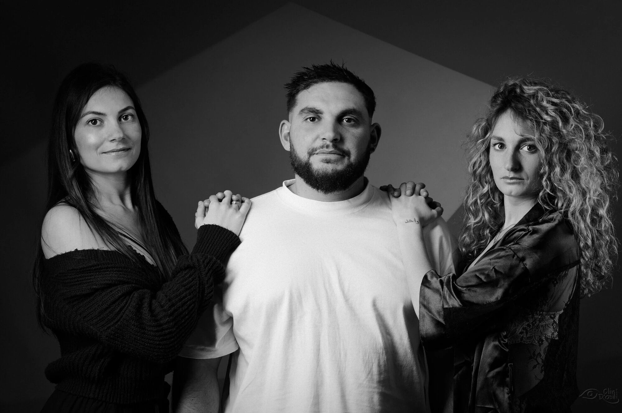 Portrait de fratrie en noir et blanc en studio