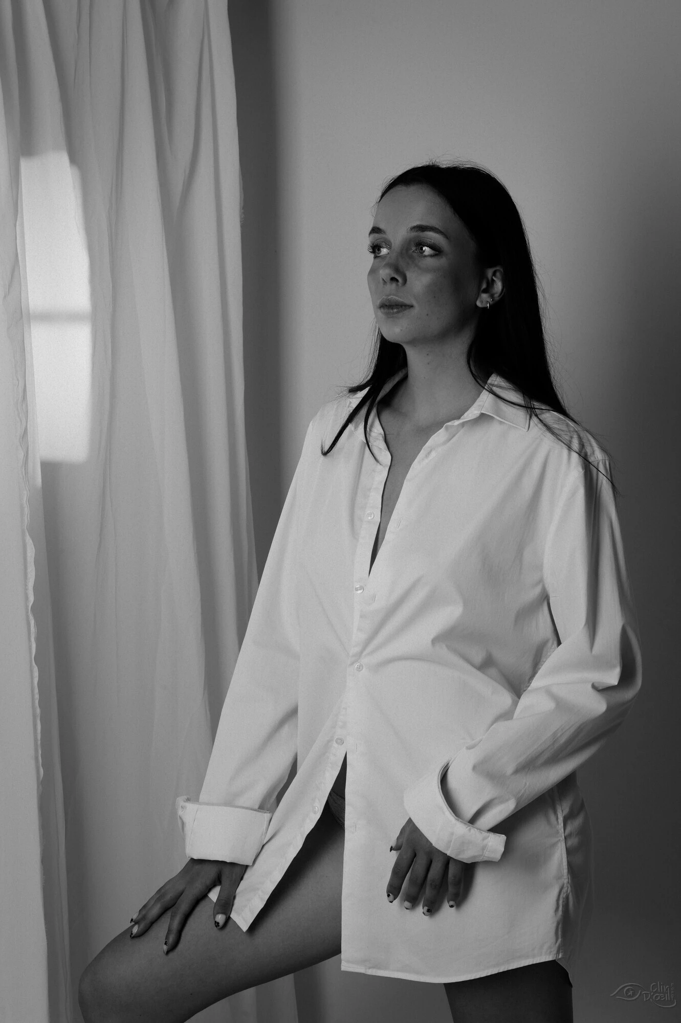 Séance boudoir noir et blanc voilages studio Clin d'Oeil Ponot