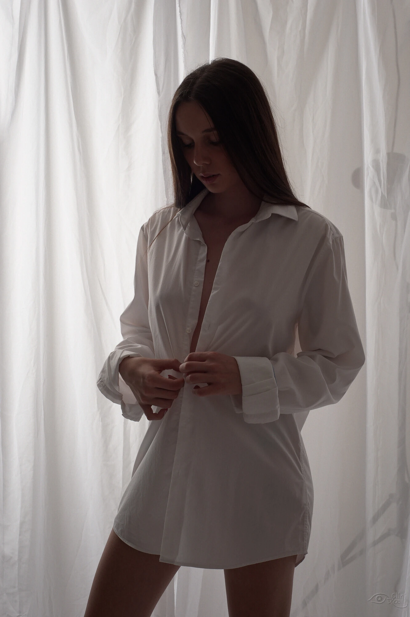 Portrait boudoir chemise blanche voilages studio Clin d'Oeil Ponot
