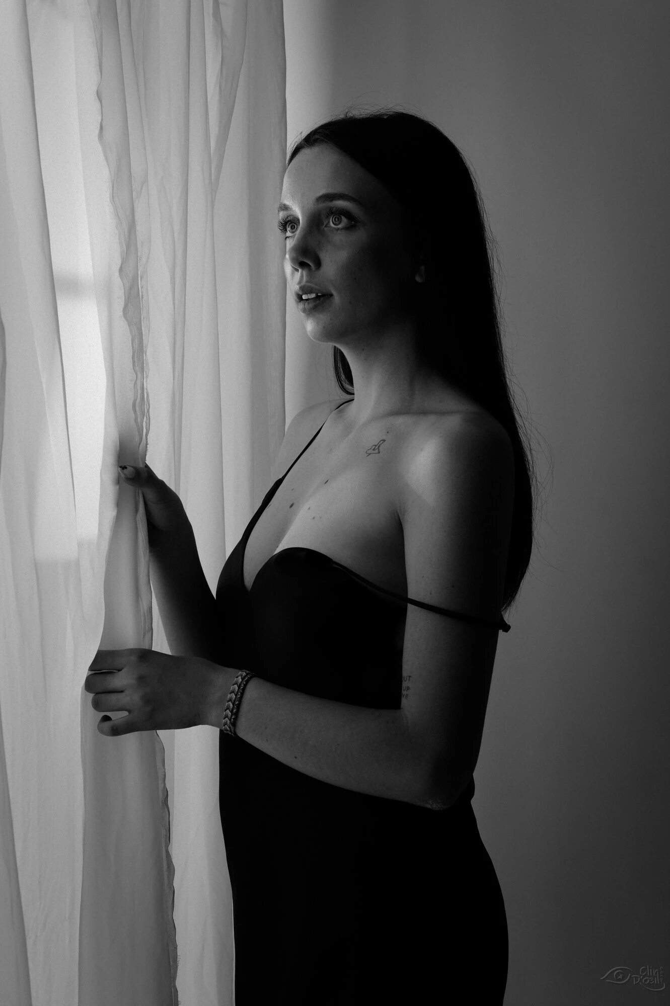 Portrait boudoir noir et blanc voilages studio Clin d'Oeil Ponot
