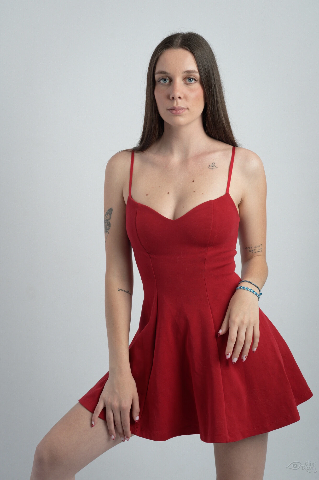 Portrait boudoir robe rouge studio Clin d'Oeil Ponot