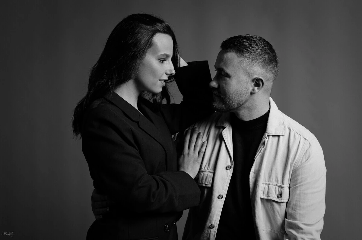 Portrait de couple en noir et blanc pris en studio